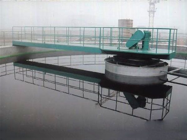 中心轉(zhuǎn)動刮泥機(jī)